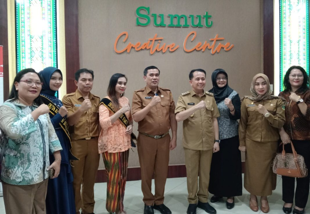 Pj Gubernur Sumut Agus Fatono, Kadis Koperasi dan UKM Sumut Naslindo Sirait dan lainnya foto bersama di sela-sela meresmikan 3 inovasi Pemprov Sumut khususnya Dinas Koperasi dan UKM Sumut yakni Galeri UMKM Sumut Creative Center, Inkubator bisnis dan layanan kemasan di Aula Kantor UPTD PLUT Diskop UKM Sumut di Komplek PRSU, Jalan Gatot Subroto Medan, Selasa (20/8/2024).