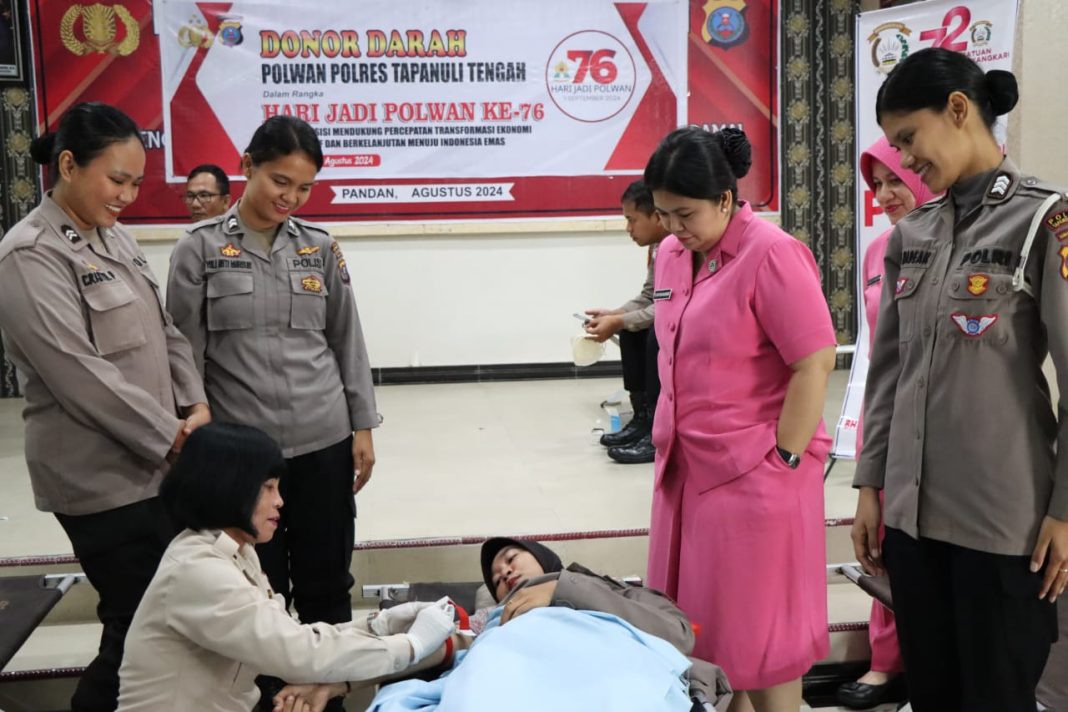 Anggota Polwan di Polres Tapteng gelar Donor Darah dalam menyambut HUT Polwan tahun 2024 disaksikan Ketua Bayangkari Polres Tapteng, Selasa (20/8/2024). (Dok/Humas Polres Tapteng)