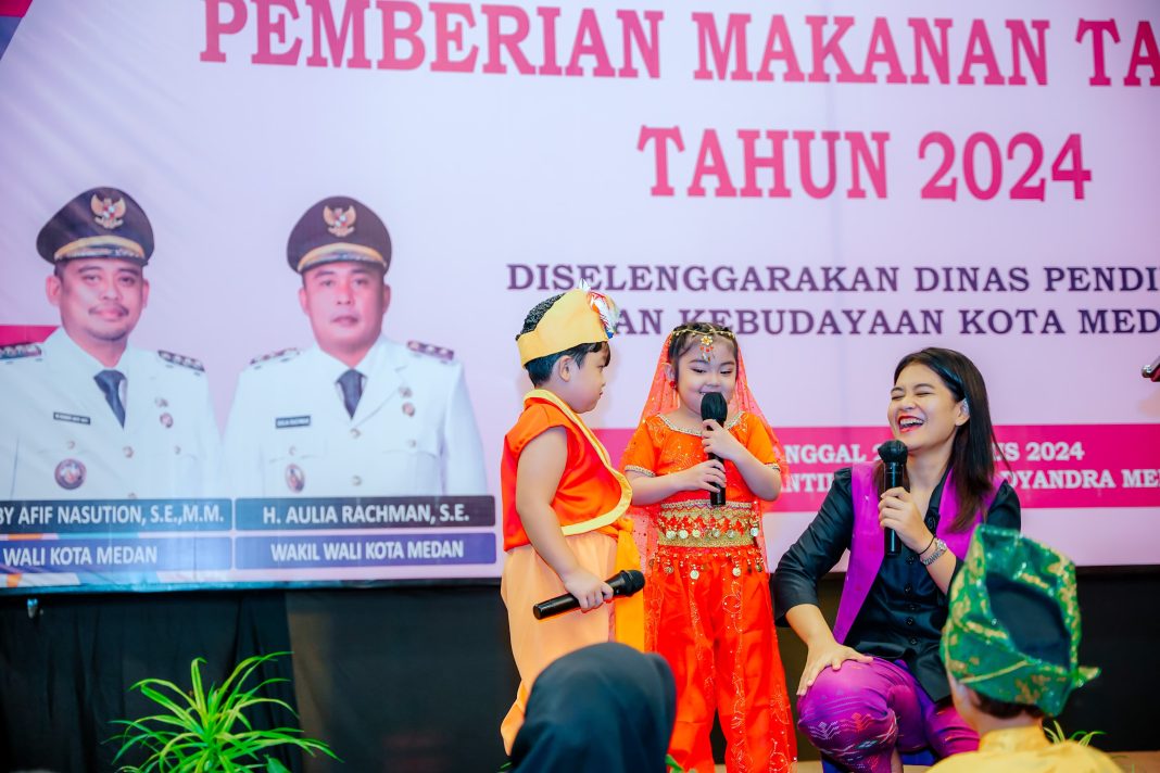 Bunda PAUD Kota Medan Kahiyang Ayu M Bobby Afif Nasution membuka sesi kuis berhadiah sepeda di acara PMT tahun 2024 di Hotel Santika Premiere Dyandra Medan, Selasa (20/8/2024). (Dok/Kominfo Medan)