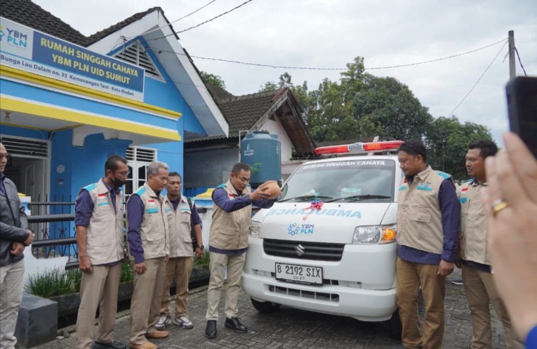 YBM PLN juga memberikan bantuan satu unit ambulance kepada rumah singgah cahaya untuk membantu para masyarakat yang kurang mampu, Selasa (20/8/2024). (Dok/PLN)