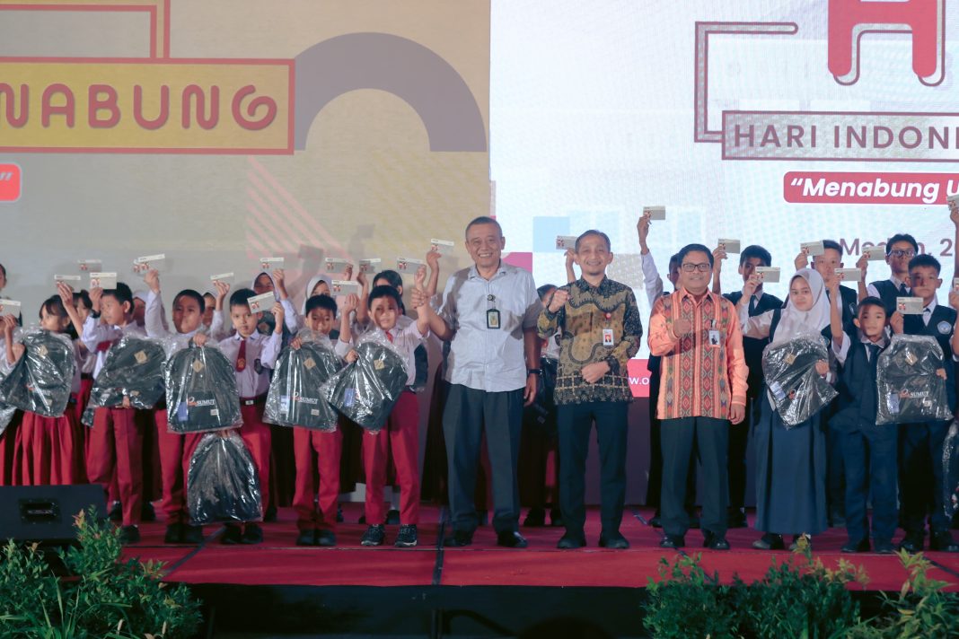 Kepala OJK Sumut Khairul Mutaqqin bersama Asisten Ekbang dan Dirut Bank Sumut secara simbolis memberikan buku tabungan simpanan pelajar kepada perwakilan pelajar SD dan pelajar SMP, dalam sosialisasi program KEJAR di Hotel JW Marriot, Selasa (20/8/2024). (Dok/Kominfo Medan)