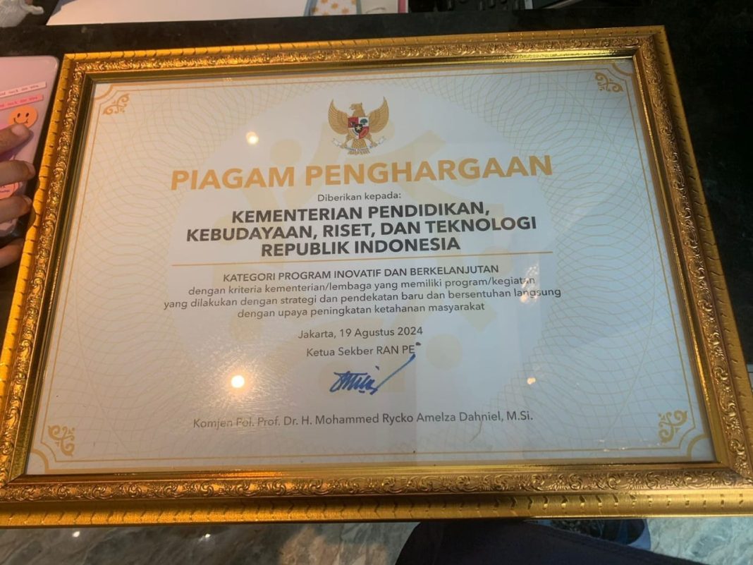 Kemendikbudristek RI baru-baru ini dianugerahi penghargaan dalam acara RAN PE Awards 2024 di Jakarta, Senin (19/8/2024). (Dok/Kemendikbudristek RI)