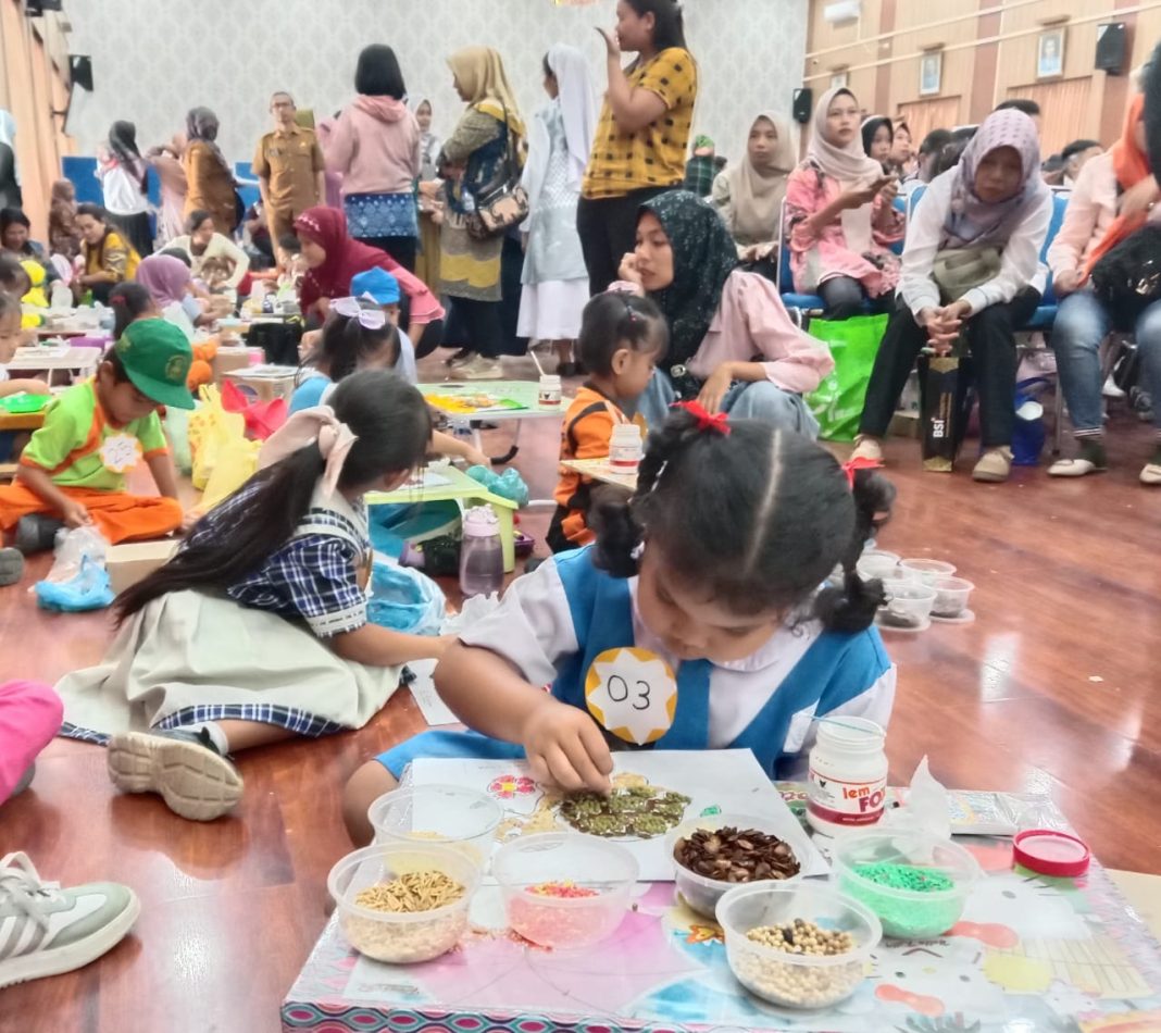 Dinas PPPA Simalungun mengadakan lomba kolase tingkat PAUD/TK/SD di Balei Harungguan Djabanten Damanik, Pamatangraya, Selasa (20/8/2024).