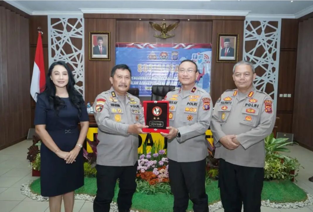 Acara sosialisasi berlangsung di Ruang Rapat Utama Polda Kaltim dan dipimpin Staf Ahli Kapolri Bidang Sosial Budaya Irjen Pol Dr Uden Kusuma Wijaya SH MM bersama Wakapolda Kaltim Brigjen Pol Dr M Sabilul Alif SH SIK MSi dan Kabid Humas Polda Kaltim Kombes Pol Yuliyanto SIK MSc.