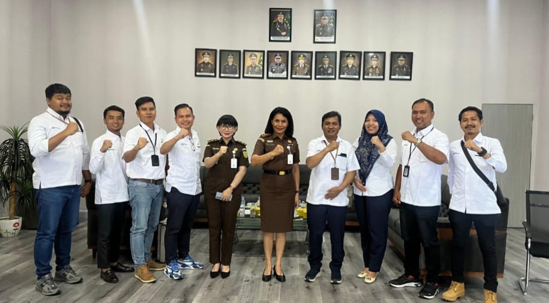 Manager PLN UP3 Lubukpakam Hiro Pingkir Pardede foto bersama dengan Kepala Kejaksaan Negeri Sergai Rufina Ginting SH MH yang masing-masing didampingi staf.