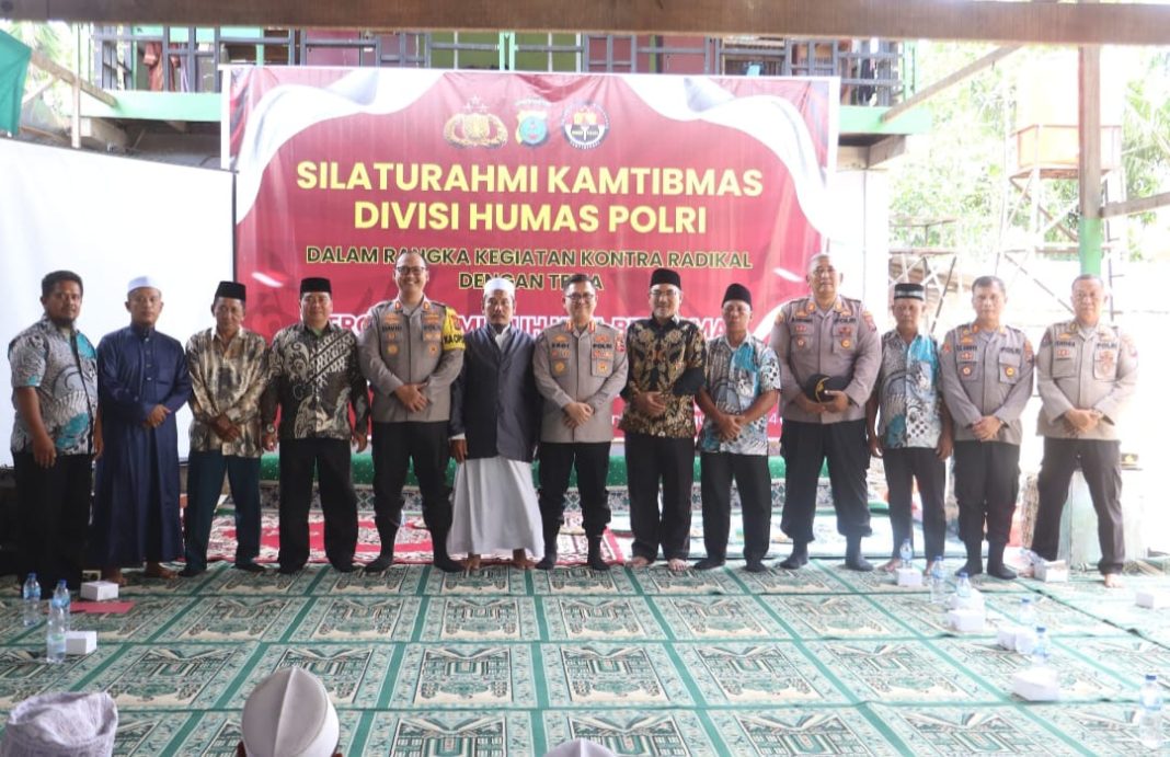 Tim Sosialisasi Anti Radikalisme dipimpin Kombes Pol Erdiadri Murlan Chaniago SIK SH MSI bersama mantan Bomber Jamaah Islamiyah Nasir Abbas foto bersama dengan Pimpinan Pondok Pesantren Al Fatah M Sahal, Rabu (21/8/2024). (Dok/Polres Langkat)