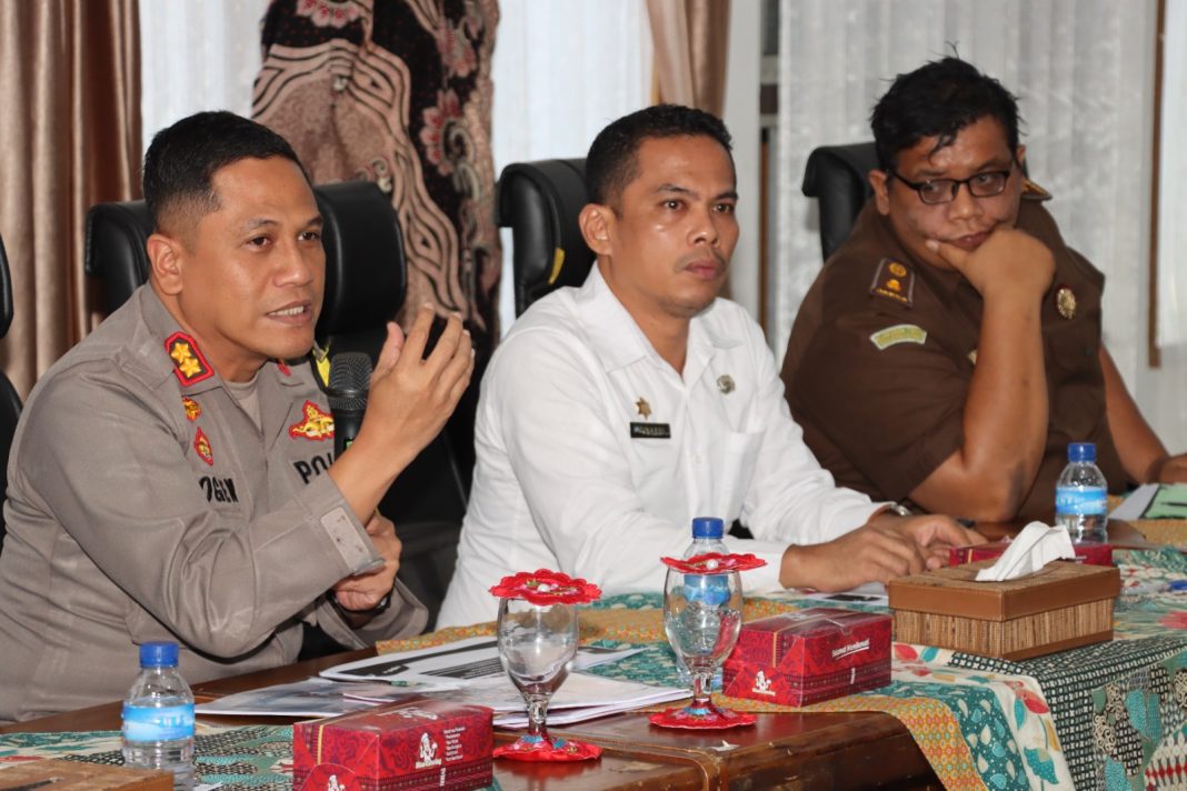 Kapolres Pematangsiantar AKBP Yogen Heroes Baruno menghadiri rapat koordinasi kesiapan penyelenggaraan PON ke XXI tahun 2024 bertempat di Ruang Data Pemko Pematangsiantar, Rabu (21/8/2024). (Dok/Polres Pematangsiantar)