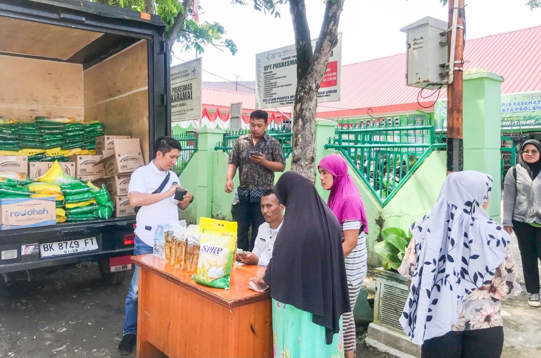 Warga Jalan AR Hakim, Gg Kantil, Kelurahan Tegal Sari, Kecamatan Medan Area, menyambut gembira kehadiran Mobil Pasar Murah Keliling, Rabu (21/8/2024) yang menjual bahan pokok lebih murah dibandingkan harga pasar. (Dok/Kominfo Medan)