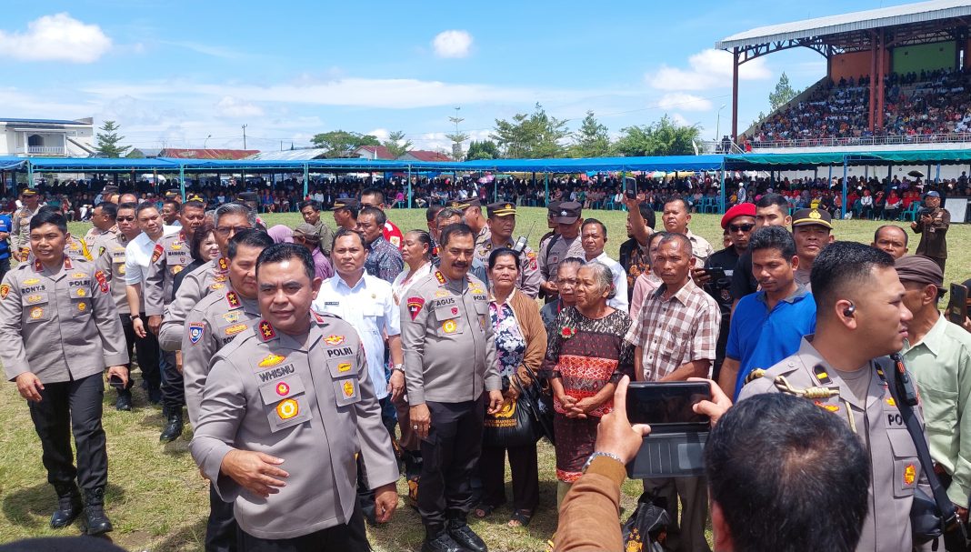 Komjen Pol Drs Agus Andrianto didampingi Kapolda Sumut, Kapolda Sumut Irjen Pol Whisnu Hermawan Februanto, Pj Bupati Dairi Surung Charles Batjin dan lainnya serahkan bantuan sembako kepada masyarakat di Stadion Utama Sidikalang, Rabu (21/8/2024).