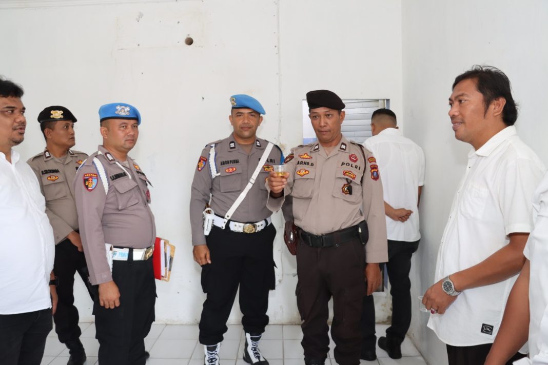 Personel Polres Pematangsiantar saat menjalani pemeriksaan tes urine secara acak oleh petugas Bidang Propam Polda Sumut di Lapangan Apel Mako Polres Pematangsiantar, Rabu (21/8/2024). (Dok/Polres Pematangsiantar)