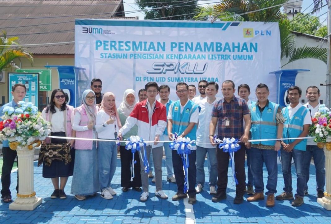 Manager PLN Unit Pelaksana Pelayanan Pelanggan (UP3) Medan Utara Edy Saputra (tengah) melakukan pemotongan pita dalam peresmian SPKLU baru di PLN ULP Medan Timur, Rabu (21/8/2024).