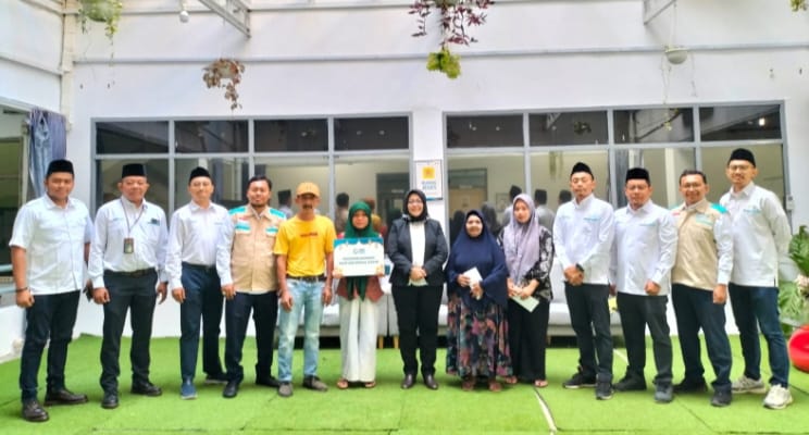 Management PLN UP3 Padangsidimpuan foto bersama dengan keluarga prasejahtera dalam penyaluran bantuan modal usaha.