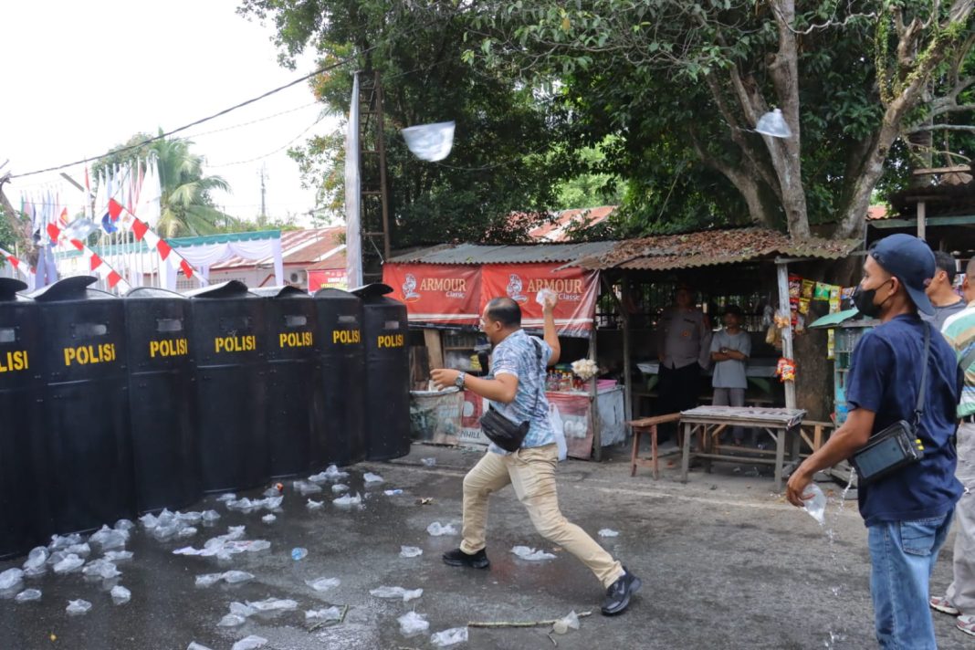 Simulasi Sispamkota Operasi Mantap Praja Toba dalam rangka persiapan pengamanan Pilkada di Kantor KPU Kota Tebingtinggi, Kamis (22/8/2024).