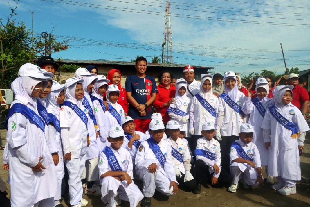 Wabup Sergai H Adlin Tambunan berfoto bersama para dokter kecil yang baru dilantik, Kamis (22/8/2024). (Dok/Kominfo Sergai)