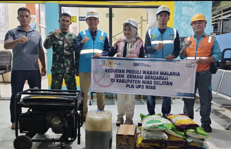 Manager PLN ULP Teluk Dalam, Mukhlis Suhada (tiga dari kiri) menyerahkan bantuan bencana ke daerah 3T bersama personil TNI yang akan membawa bantuan tersebut ke Pulau Tello.