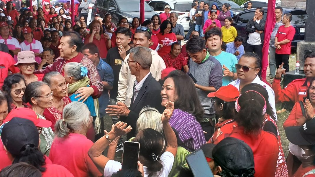 Paslon Bupati dan Wakil Bupati Taput periode 2024-2029 Satika Simamora-Sarlandy Hutabarat tampak sumringah berbaur di tengah kerumunan warga Kecamatan Siatas Barita, Kamis (22/8/2024).