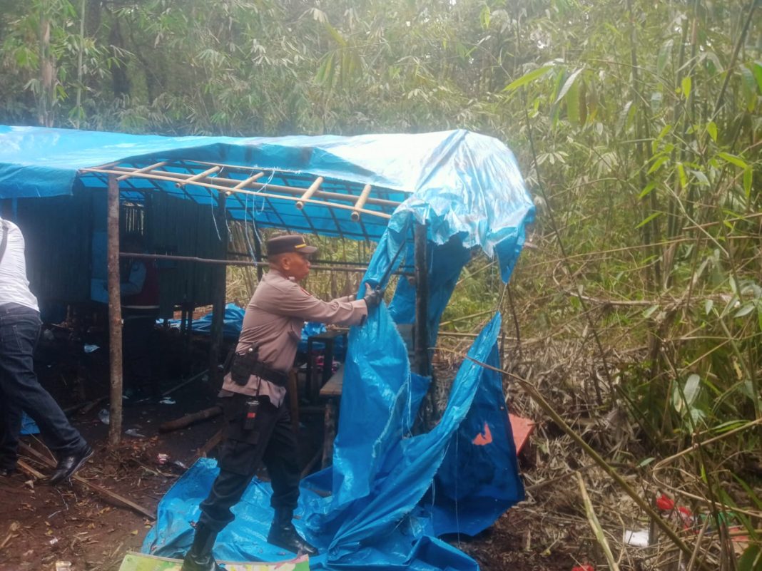 Polsek Pancurbatu bekerja sama dengan aparat setempat, melakukan operasi penertiban terhadap lokasi-lokasi yang diduga digunakan sebagai tempat penyalahgunaan narkotika dan perjudian di wilayah perbatasan Deliserdang dan Tanah Karo, Jalan Jamin Ginting, Dusun III, Desa Bandar Baru, Kecamatan Sibolangit, Kamis (22/8/2024) sore. (Dok/Reskrim Polsek Pancurbatu)