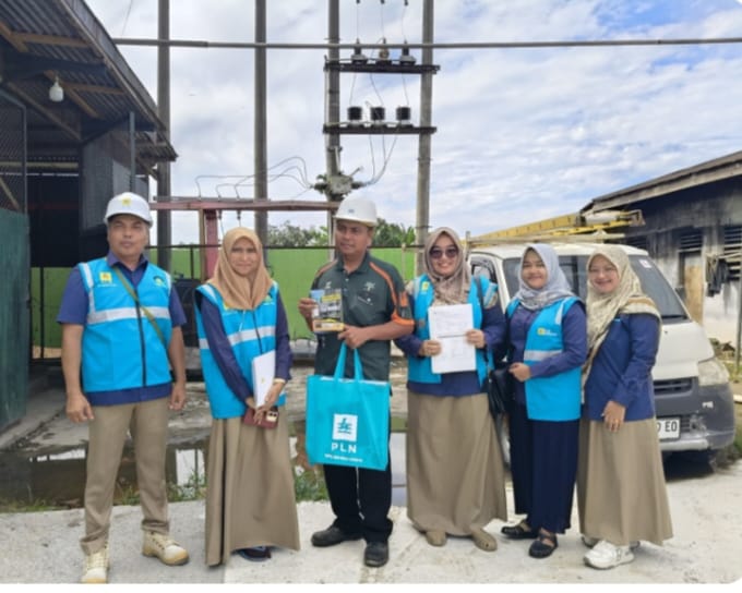 Petugas PLN UP3 Medan Utara foto bersama dengan Amir Saleh perwakilan perusahaan pengolahan kelapa sawit (22/8/2024).