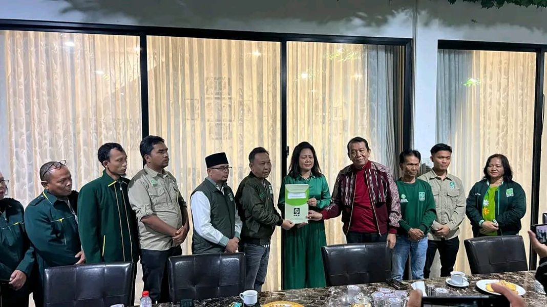 Paslon Bupati-Wakil Bupati Taput Satika Simamora-Sarlandy Hutabarat dan Ketua DPC PKB Taput Tigor Lumbantoruan saat memegang surat dukungan.