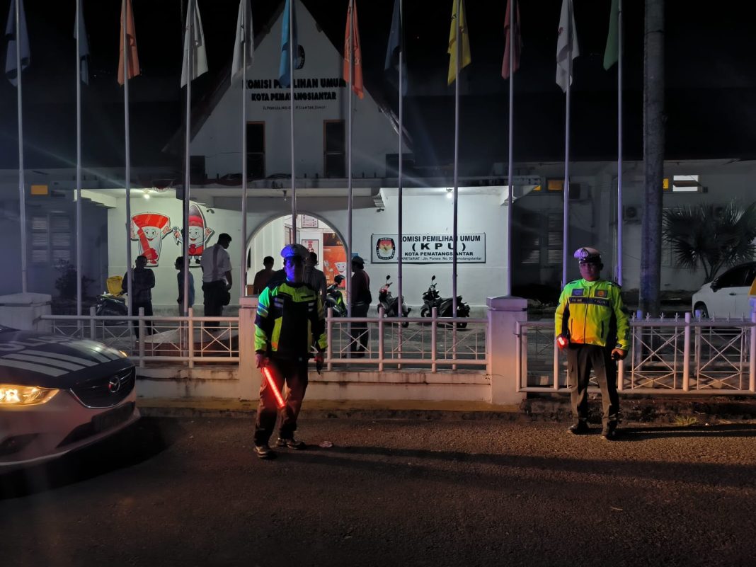 Personel Sat lantas Polres Pematangsiantar saat patroli di Kantor KPU di Jalan Porsea, Kelurahan Teladan, Kecamatan Siantar Barat, Kamis (22/8/2024) malam. (Dok/Polres Pematangsiantar)