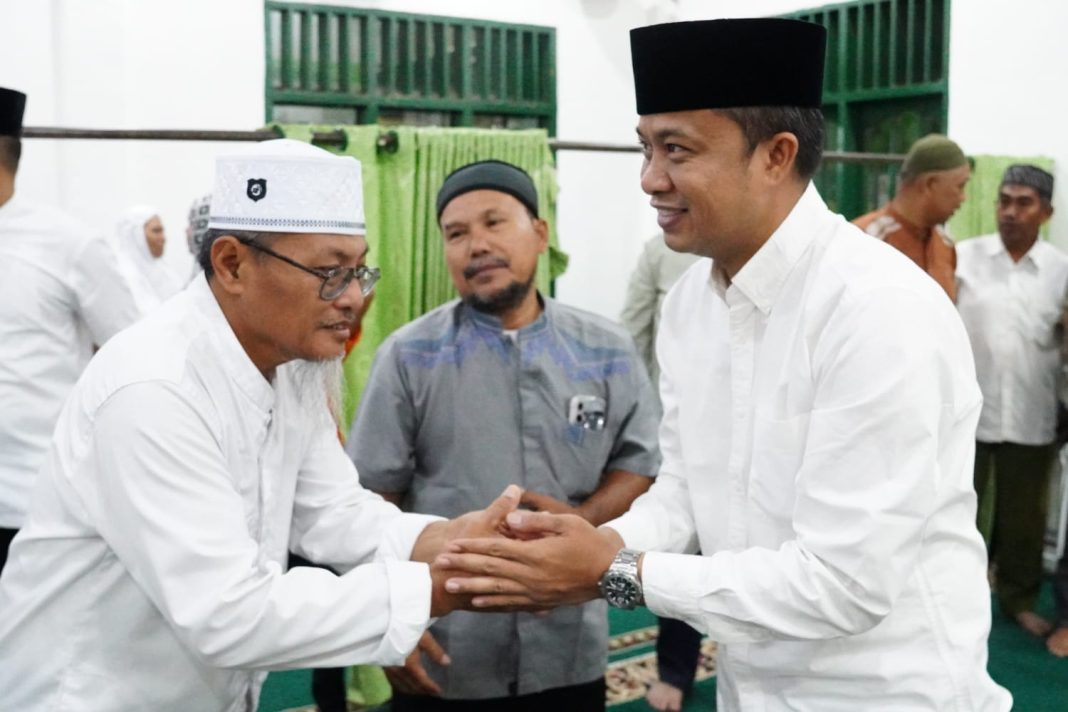 Pj Wali Kota Tebingtinggi Dr Moettaqien Hasrimi menyalami warga Masjid Nur Sholihin, Kelurahan Pinang Mancung, Kecamatan Bajenis, Kota Tebingtinggi, Jumat (23/8/2024) (Dok/Kominfo Tebingtinggi)