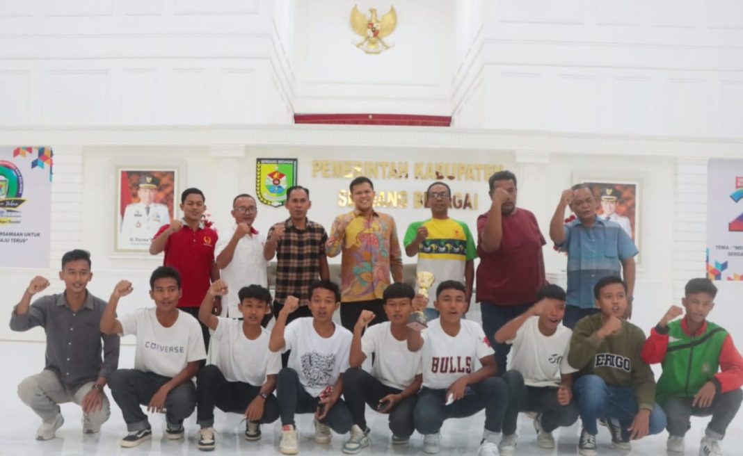 Wakil Bupati Sergai H Adlin Tambunan berfoto bersama pengurus dan atlet sepak takraw Sergai, Jumat (23/8/2024). (Dok/Diskominfo Sergai)