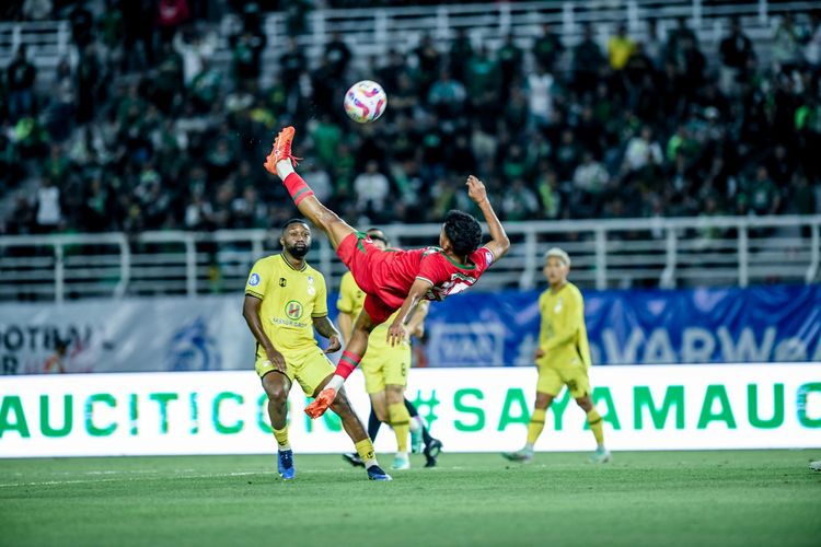 Pemain Persebaya Surabaya Alfan Suaib melepaskan tendangan salto pada laga kontra Barito Putera di Stadion Gelora Bung Tomo, Surabaya, Jumat (23/8/2024) malam WIB. (Dok/Persebaya)