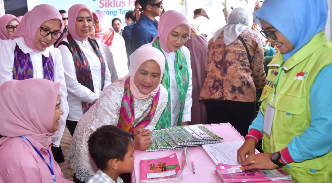 Ibu Negara Iriana Joko Widodo bersama Ibu Wury Ma'ruf Amin mengunjungi Posyandu Asoka VII A di Kota Makassar, Jumat (23/8/2024).