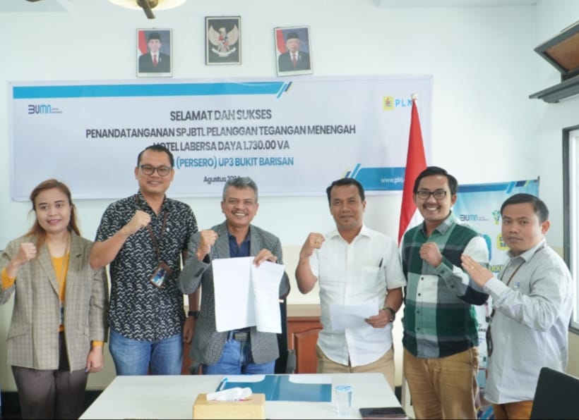 Manager PLN UP3 Bukit Barisan Ramses Hutajulu (tiga dari kiri) melakukan penandatanganan SPJBTL dengan Hotel Labersa yang diwakili oleh Harangan Hutahaean (tiga dari kanan), Jumat (23/8/2024).