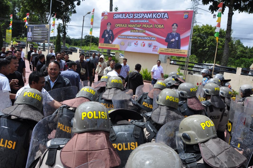 Personel Polres Humbahas melakukan simulasi pengendalian massa dalam pengamanan Pilkada 2024 di Lapangan Apel Mako Polres Humbahas, Kecamatan Lintongnihuta, Sabtu (24/8/2024). (Dok/Polres Humbahas)