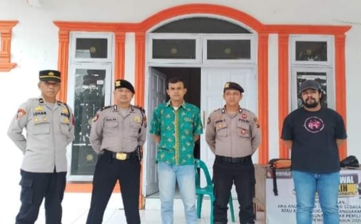 Petugas kepolisian dari Polres Labuhanbatu foto bersama di depan kantor Bawaslu Kabupaten Labuhanbatu saat patroli meningkatkan pengamanan di kantor penyelenggara Pemilu tersebut, Sabtu (24/8/2024). (Dok/Humas Polres Labuhanbatu)