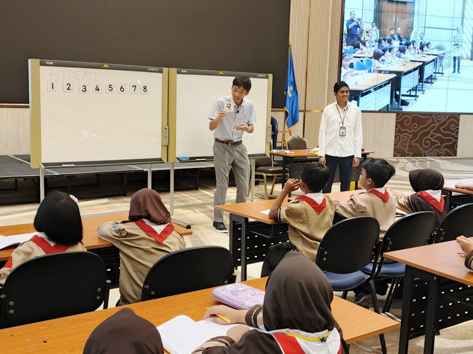 SEAQIM bersama Balai Besar Guru Penggerak Daerah Istimewa Yogyakarta (BBGP DIY), Center for Research on International Cooperation in Educational Development (CRICED) University of Tsukuba Jepang, dan SEAMEO QITEP in Language (SEAQIL) mengadakan kegiatan Penguatan Implementasi Kurikulum Merdeka melalui Lesson Study untuk Pembelajaran Matematika di Sekolah Dasar. Kegiatan ini berlangsung di Gedung D, Kompleks Kemendikbudristek, Rabu (21/8/2024). (Dok/Kemendikbudristek)