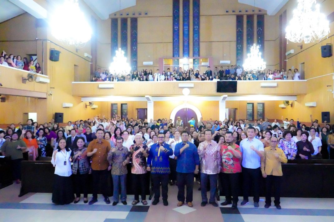 Pj Sekda Medan Topan Obaja Putra Ginting melakukan Pelepasan Kontingen Pesparawi Kota Medan di Gereja HKBP Sudirman, Jumat (23/8/2024) malam. (Dok/Kominfo Medan)