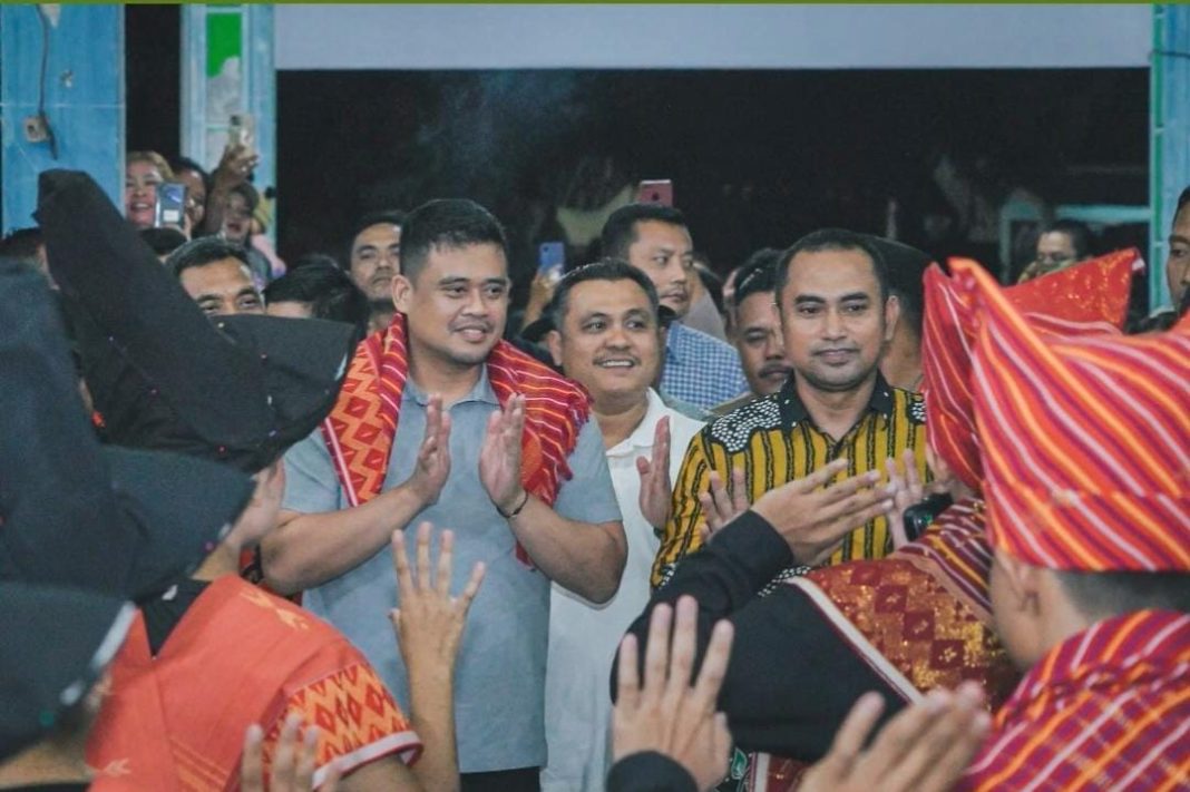 Tokoh Pemuda Sumut Bobby Nasution didampingi Camat Namorambe Febri E Gurusinga SSTP MSP bersama lainnya menghadiri acara pesta rakyat yang berlangsung meriah di Jambur Arih Ersada, Desa Kuta Tengah, Sabtu (24/8/2024) malam.