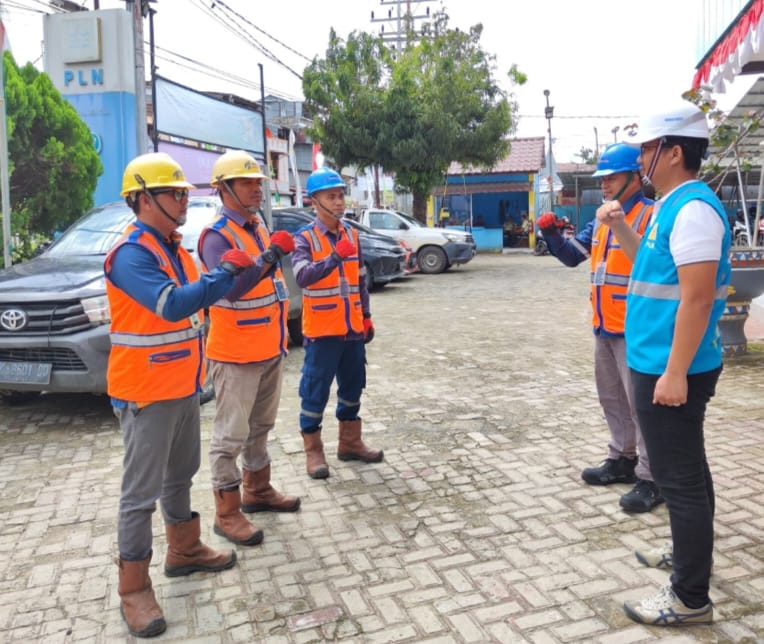 Assisten Manager Niaga dan Pemasaran PLN UP3 Nias Januar Elansa Tarigan (rompi biru) melakukan briefing kepada petugas sebelum merealisasikan permohonan pasang baru Gereja Katolik Paroki Santa Perawan Maria Diangkat ke Surga (SPMDS), Sabtu (24/8/2024).