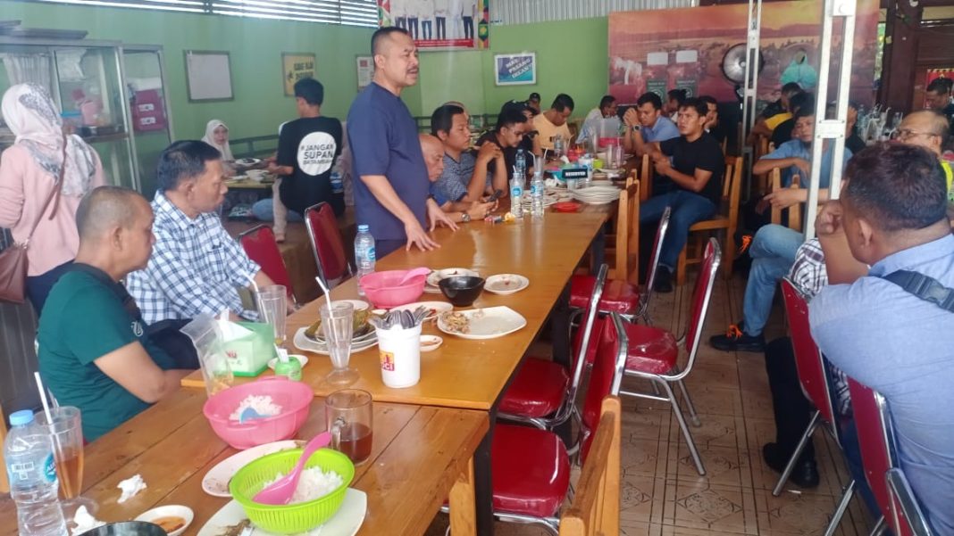 Ketua PWI Sumut Farianda Putra Sinik menyampaikan sambutan pada jamuan makan siang sekaligus pembubaran kontingen di Rumah Sambal Acan Raja Banjar, Kota Banjarmasin, Kalimantan Selatan, Minggu (25/8/2024).