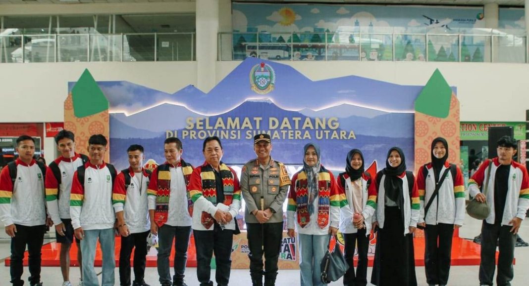 Kapolresta Deliserdang Kombes Pol Raphael Sandhy Cahya Priambodo foto bersama dengan kontingen PON XXI Aceh-Sumut di Bandara Kualanamu, Minggu (25/8/2024). (Dok/Polresta Deliserdang)