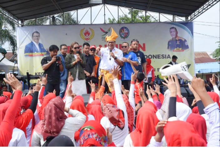 Ketua KONI Deliserdang dr H Asri Ludin Tambunan sampaikan sambutan yang antusias disambut simpatisan di Tanjungmorawa, Minggu (25/8/2024). (Dok/Tim Aci)