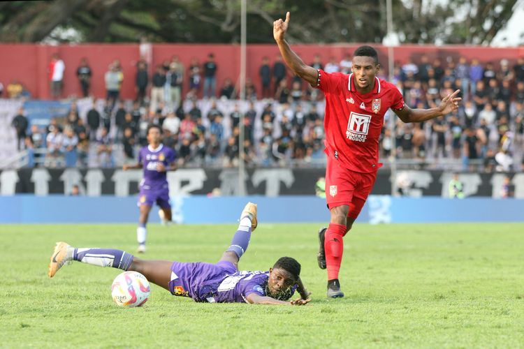 Aksi Wbeymar Angulo (kanan) dalam laga pekan ketiga Liga 1 2024-2025 antara Persik vs Malut United di Stadion Brawijaya, Kediri, Minggu (25/8/2024).