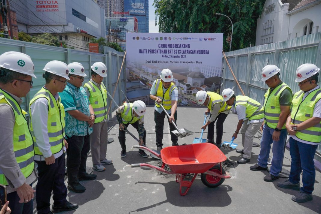 Wali Kota Medan Bobby Nasution bersama Dirjen Perhubungan Darat Kemenhub RI Irjen Pol Risyapudin Nursin melakukan peletakan batu pertama Halte Percontohan BRT BS13 di Lapangan Merdeka, Medan, Minggu (25/8/2024). (Dok/Kominfo Medan)