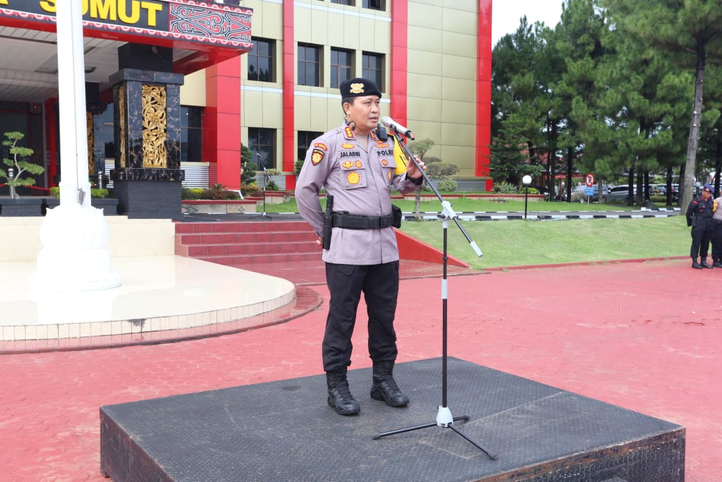 Direktur Samapta Polda Sumut Kombes Pol Dwi Tunggal Jaladri SIK SH MHum memberikan arahan kepada personel dalam apel pengecekan Operasi Mantap Praja Toba 2024 di lapangan KS Tubun Mapolda Sumut, Senin (26/8/2024). (Dok/Polda Sumut)