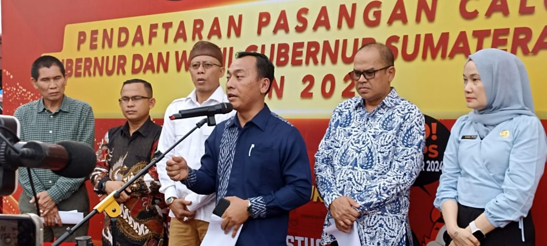 Ketua KPU Sumut Agus Arifin bersama sejumlah komisioner memberi keterangan saat menggelar konferensi pers di halaman Kantor KPU Sumut di Jalan Perintis Kemerdekaan Medan, Senin (26/8/2024) sore.