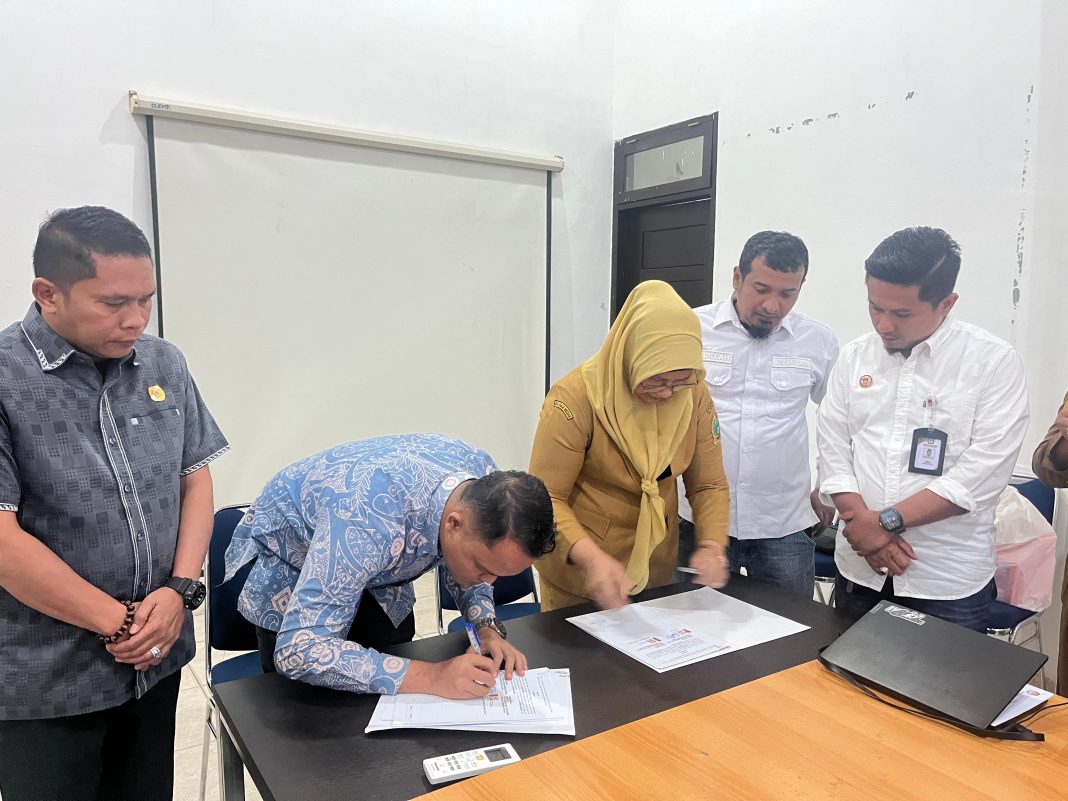 Ketua KPU Batubara Erwin didampingi Komisioner lainnya menandatangani kerjasama degan RSU Haji Medan, Senin (26/8/2024). (Dok/KPU Batubara)