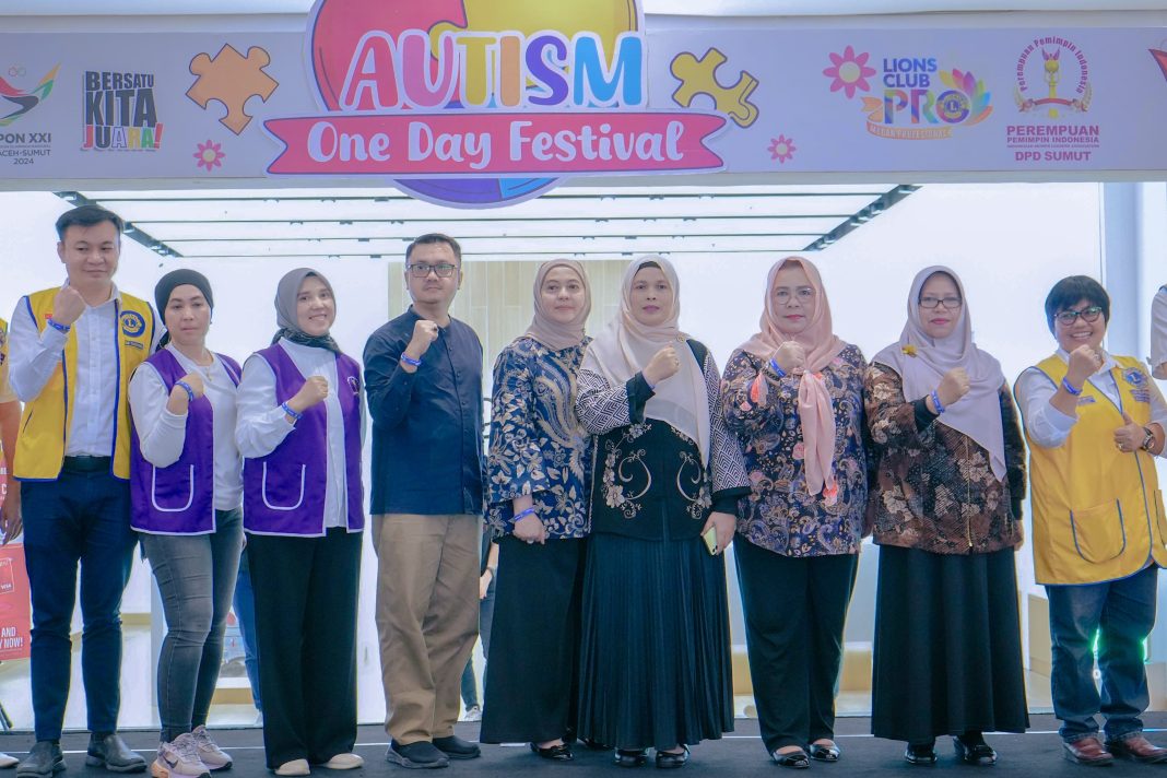 Kadis Pemberdayaan Perempuan, Perlindungan Anak, Pemberdayaan Masyarakat, Pengendalian Penduduk dan Keluarga Berencana Medan bersama Perpina Sumut foto bersama dalam kegiatan Autism One Day Festival di Atrium Manhattan Square, Minggu (25/8/2024).