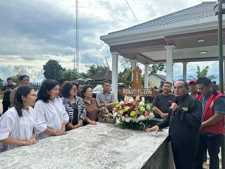 Mantan Gubernur Sumut Edy Rahmayadi ziarah ke makam sahabatnya mantan Ketua DPRD Sumut Drs Baskami Ginting di Desa Batukarang, Kecamatan Payung, Kabupaten Tanah Karo, Sabtu (24/8/2024).