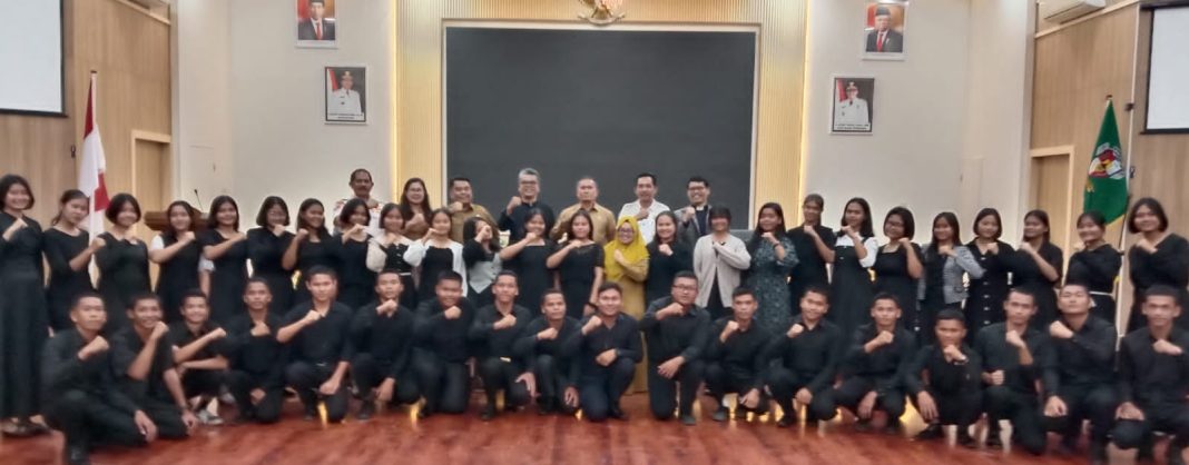 Sekda Simalungun Esron Sinaga foto bersama kontingen Pesparawi sebelum dilepas dari Balei Harungguan Djabanten Damanik, Pamatangraya, Senin (26/8/2024).