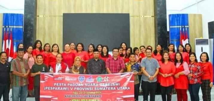 Plt Bupati Hj Ellya Rosa Siregar foto bersama Marisi Hasibuan dan kontingen paduan suara Labuhanbatu sebelum diberangkatkan mengikuti Pesparawi tingkat Sumut di Balige, dari Pendopo Rumah Dinas Bupati, Jalan WR Supratman Rantauprapat, Minggu (25/8/2024) malam. (Dok/Kominfo Labuhanbatu)