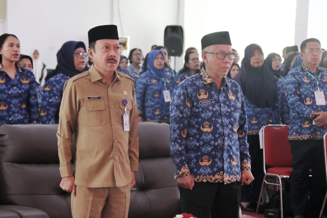 Sekda Sumut Arief S Trinugroho didampingi Safaruddin mengikuti pembukaan Pelatihan Keterampilan bagi PNS/anggota Korpri memasuki purnabakti 2024 di Aula Kantor BPSDM Sumut Jalan Ngalengko Medan, Senin (26/8/2024). (Dok/Kominfo Sumut)