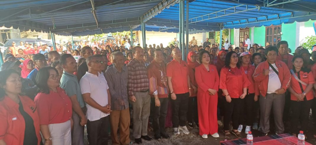 Tampak Nikson Nababan, Satika Simamora, Sarlandy Hutabarat dan rombongan lainnya foto bersama saat berada di Purbatua, Senin (25/8/2024).