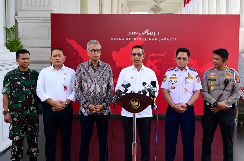 Kasetpres Heru Budi Hartono didampingi instansi terkait menyampaikan keterangan pers rencana kunjungan kenegaraan Paus Fransiskus di Istana Kepresidenan, Jakarta, Senin (26/8/2024).